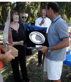 Signora Marzia Straulino Volterra presents the trophy to Francesco Bruni