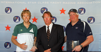 Winners Tomas Hornos and Kip Gardner with Annapolis YC commodore Kevin McNeil.
